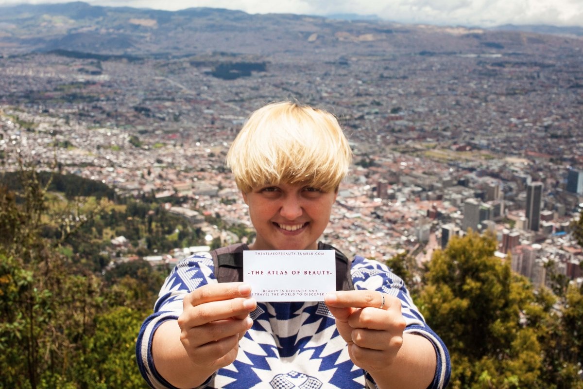 Mihaela đã đến 37 nước để thực hiện dự án Atlas of Beauty. “Vẻ đẹp vô cùng đa dạng, và tôi đi du lịch khắp thế giới để khám phá điều đó”, cô nói. Cô gái này dành toàn bộ số tiền tiết kiệm để chi cho chuyến đi. Cô hy vọng sẽ gây được quỹ để có thể tiếp tục dự án. “Theo tôi, vẻ đẹp là khi bạn giữ được nguồn gốc và văn hóa của mình, thật tự nhiên, chân thành, và không nhất thiết phải thời trang hay thanh mảnh”.