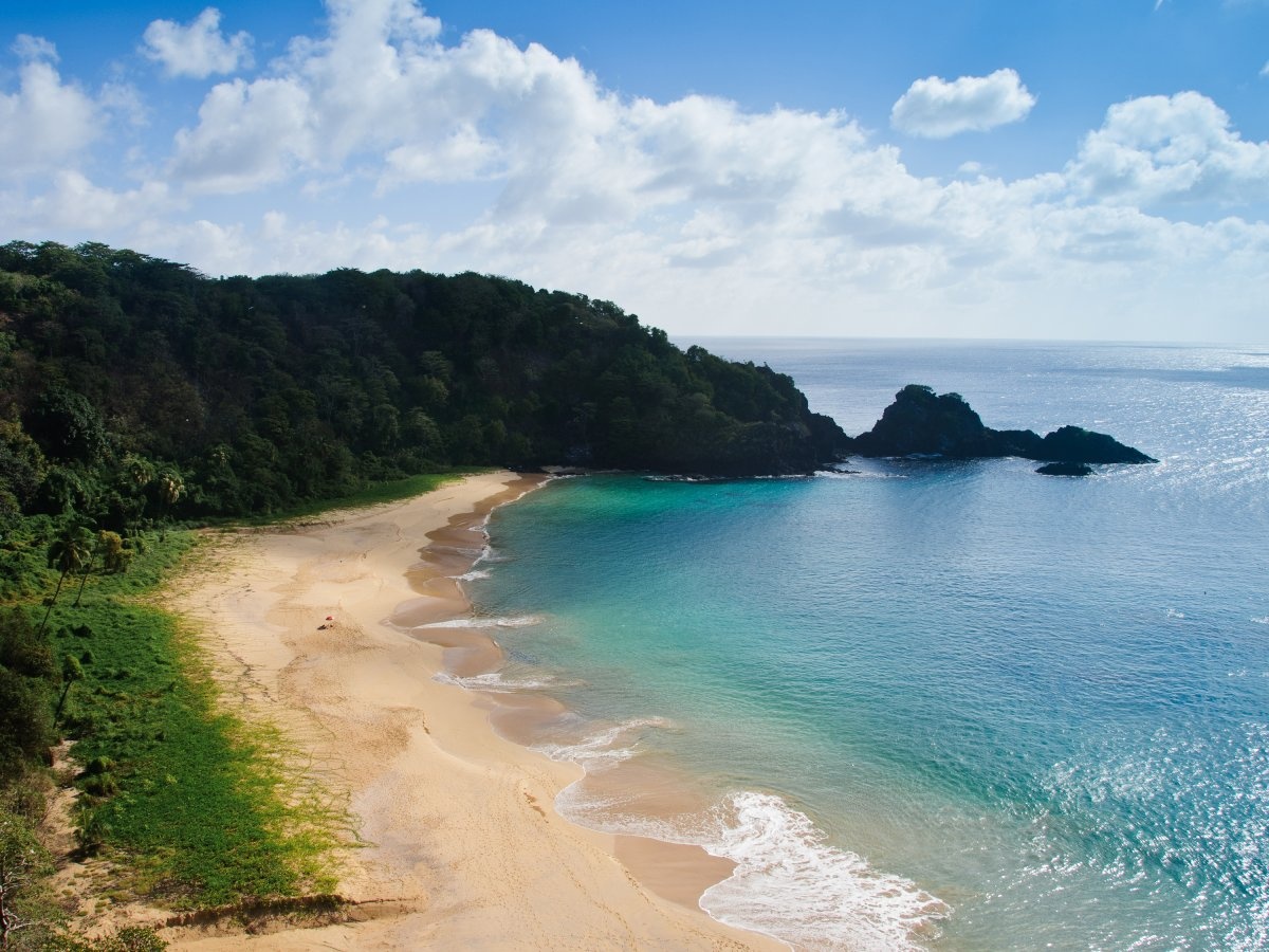 1. Bãi biển Baia do Sancho, Fernando de Noronha, Brazil: Trong 2 năm liên tiếp, bãi biển này giữ vị trí đầu bảng được du khách yêu thích. Nằm trên hòn đảo Fernando de Noronha, có thể đi lại dễ dàng, bãi biển Baia do Sancho hiếm khi làm du khách phải thất vọng.