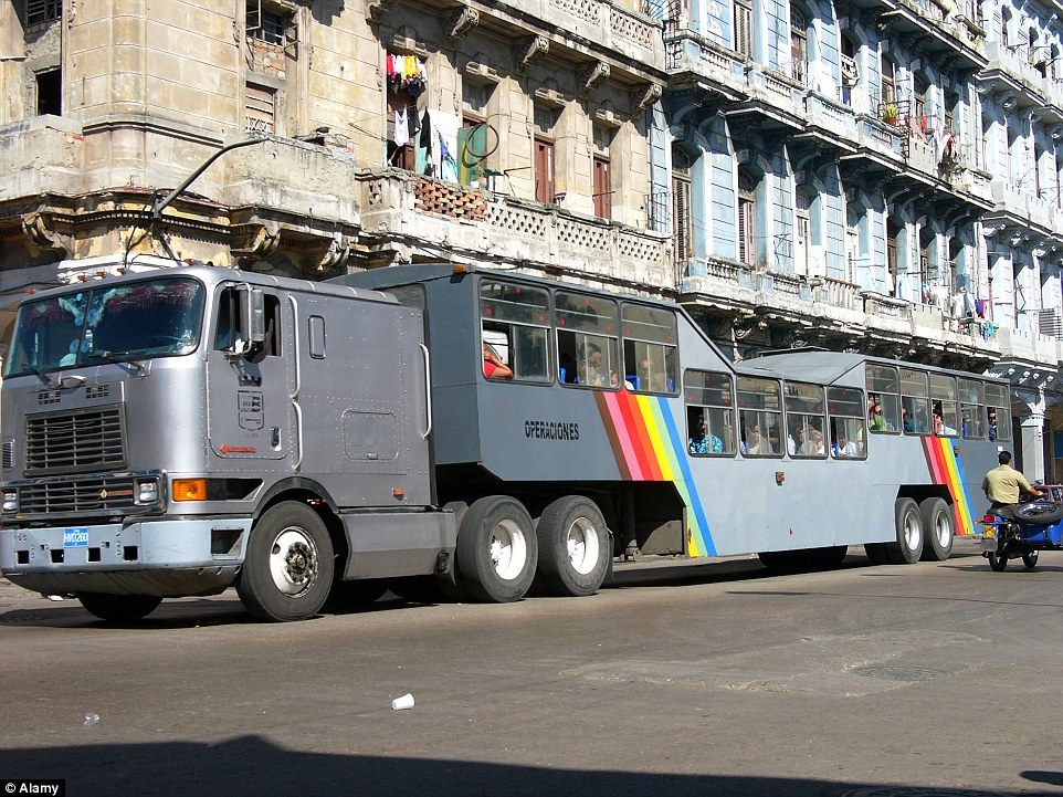 Xe buýt lạc đà, Cuba: Xe được người bản địa gọi là camello, theo tiếng Tây Ban Nha nghĩa là lạc đà. Đây là loại xe kết hợp kiểu dáng của xe tải và xe buýt, với hình ảnh của lạc đà. Xe đặc biệt thiết kế để chở càng nhiều khách càng tốt, không quan tâm đến sự thoải mái của hành khách.  Có xe chở được tới 300 người một lúc. 