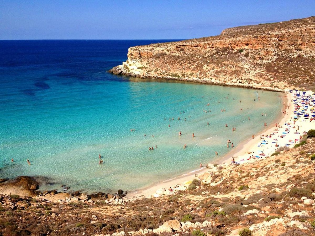 3. Bãi biển Rabbit, Lampedusa, Italy: Bãi biển của đảo Lampedusa từ hạng 4 năm ngoái lên vị trí số 3 năm nay. Thời gian tuyệt nhất ở đây là từ tháng 5 đến tháng 9.