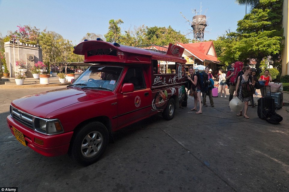 Xe Songthaew, Thái Lan: “Songthaew” có nghĩa là “2 hàng”, cũng giống như xe jeepney của Philippines, xe này có 2 băng ghế phía sau cho khách ngồi. Xe Songthaew phổ biến ở Lào và Thái Lan. Một số xe có nóc cao cho khách đứng bên trong.