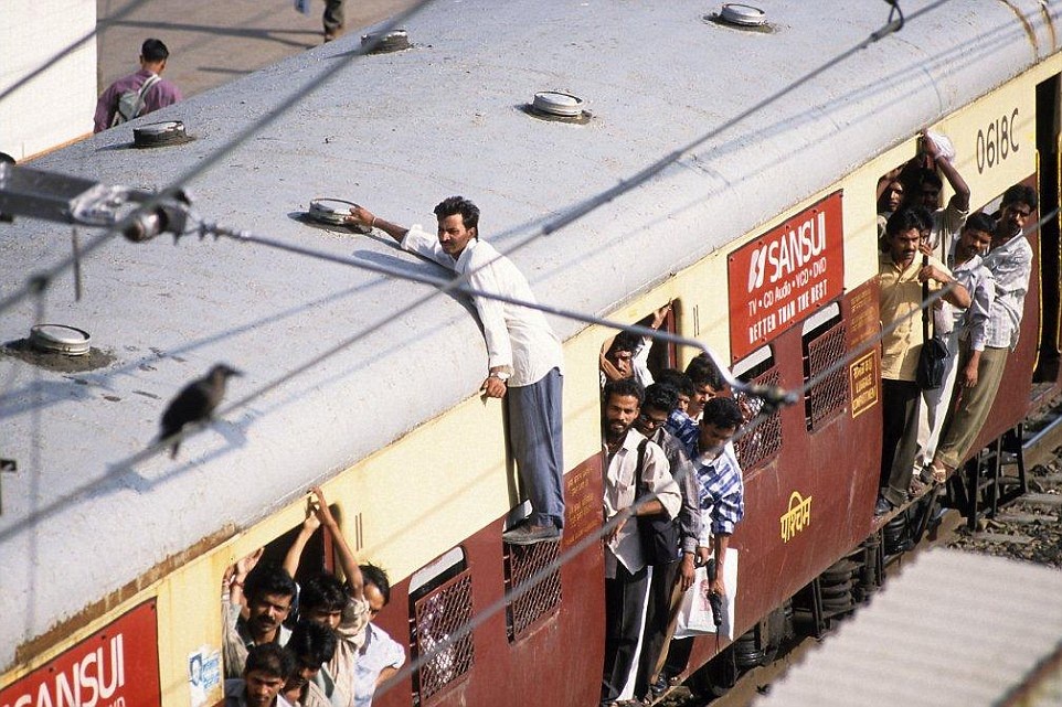 Tàu hỏa, Ấn Độ: Hầu hết 1 tỷ người ở Ấn Độ phụ thuộc vào tuyến đường sắt dài 63.000 km chạy khắp đất nước. Đây là phương tiện giao thông chính ở Ấn Độ. Đường sắt Ấn Độ ra đời cách đây 150 năm, với 14.000 tàu, chở hơn 13 triệu người mỗi ngày và có 300 vụ tai nạn mỗi năm. Nạn móc túi ở các con tàu nhiều vô kể.