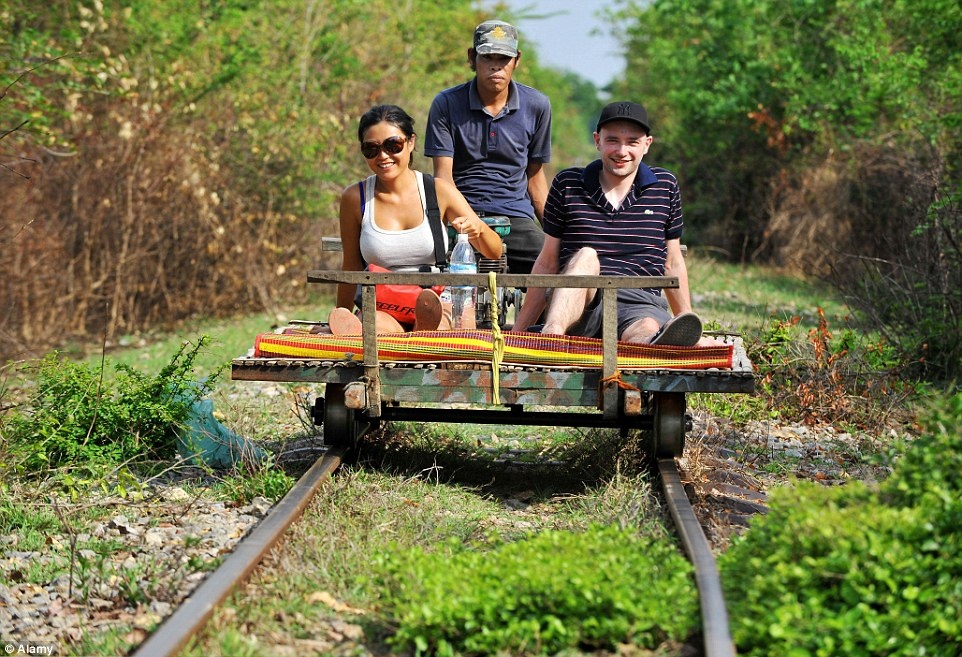Tàu tre, Campuchia: Chiếc tàu mini làm bằng tre, chạy bằng động cơ phía đuôi. Du khách ngồi trên chiếu, bên dưới là chiếc phản đan bằng những thanh tre. Tàu “mui trần”, không hề có mái che nên chủ yếu hoạt động vào sáng sớm hoặc chiều muộn cho đỡ nắng. Tàu chở được tối đa 4 khách một lúc, với giá khoảng 3 bảng Anh/người.