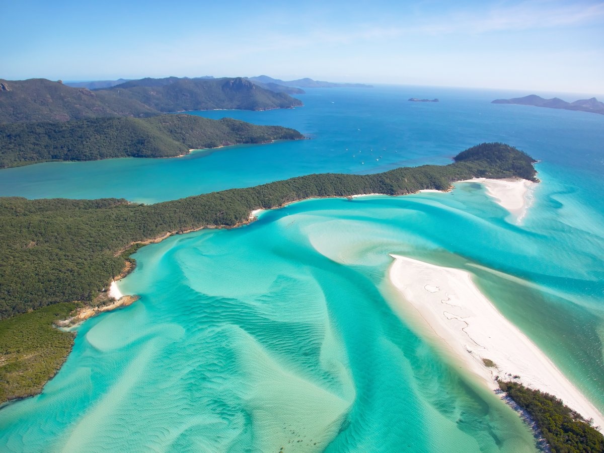 9. Bãi biển Whitehaven, đảo Whitsunday, Australia: Một du khách viết: “Cát ở đây trắng như đường. Dưới ánh mặt trời, bạn sẽ phải đeo kính đen đấy”.