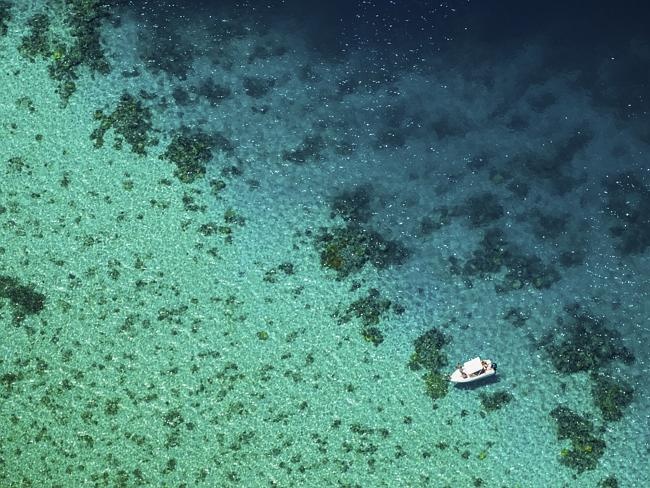 Comoros: Theo News, vùng đất có chủ quyền này còn được gọi là Liên minh Comoros, là một hòn đảo nhỏ ở phía đông châu Phi. Comoros có diện tích rất nhỏ, chỉ 1.862 km2 nhưng lại có nền văn hóa đa dạng với các loại ngôn ngữ phong phú như tiếng Ả rập, tiếng Pháp hoặc tiếng bản địa. Du khách đến đây thường thích thú ngắm cá heo bơi lội ngoài bờ biển Hahaya, hay xem rùa biển khổng lồ đẻ trứng ở bãi biển Moheli.