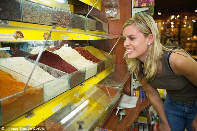 3. Thổ Nhĩ Kỳ: Istanbul chỉ cách London một giờ bay, nhưng lại quá xa so với thế giới văn minh xét về hành xử với phụ nữ. Trong tháng 2, hàng ngàn người ở Thổ Nhĩ Kỳ xuống đường biểu tình sau cái chết thảm thương của nữ sinh 20 tuổi Ozgecan Aslan, người cưỡng lại hành động hiếp dâm của một tài xế xe buýt ở thành phố Mersin bằng bình xịt hơi cay, sau đó bị đánh ống sắt vào đầu và đâm chết. Các cuộc biểu tình nhằm rung lên hồi chuông báo động về nạn bạo lực đối với phụ nữ ở Thổ Nhĩ Kỳ.