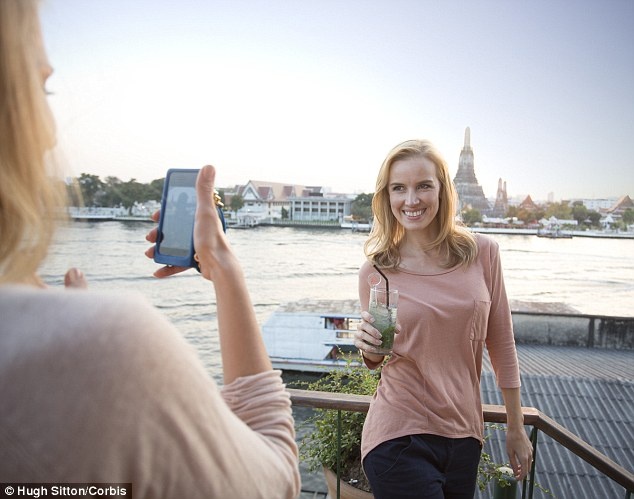 4. Thái Lan: Hàng triệu du khách đổ về Thái Lan mỗi năm, song cái chết của 2 du khách người Anh David Miller, 24 tuổi, và Hannah Witheridge, 23 tuổi, trên đảo Koh Tao hồi tháng 9 năm ngoái đã khiến nhiều người quan ngại. David bị đánh vào đầu tới chết, còn Hannah bị hiếp dâm trước khi bị giết chết. Năm 2013, cảnh sát Thái Lan đe dọa sẽ bắt giữ một sinh viên 20 tuổi người Scotland do cô tố cáo bị cưỡng hiếp mà không có bằng chứng. Cuối tháng 9 vừa qua, một nhân viên đường sắt bị tử hình vì tội cưỡng hiếp một bé gái 13 tuổi trên tàu. Theo Trung tâm thông tin bạo lực gia đình Thái Lan, tình trạng bạo lực đối với phụ nữ hiện đang gia tăng tại đất nước này.