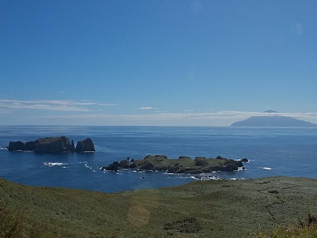 Tristan da Cunha: Quần đảo có hẻo lánh nhất thế giới này gồm 6 hòn đảo nằm ở phía nam Đại Tây Dương, cách Nam Phi 2.800km về phía tây, là quần đảo xa xôi nhất trên thế giới có người sinh sống. Tristan da Cunha có diện tích 104km2, được đô đốc Tristaonda Cunha, người Bồ Đào Nha khám phá năm 1506. Hiện nay, quần đảo trực thuộc vương quốc Anh. Người dân trên đảo chủ yếu làm nghề nông, đất đai thuộc sở hữu chung. Số lượng vật nuôi của mỗi gia đình bị giới hạn và kiểm soát chặt chẽ để bảo tồn các đồi cỏ, và tránh việc tích lũy tài sản cá nhân.