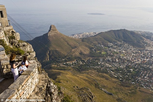 7. Nam Phi: Đây là một trong những nước có tỷ lệ mại dâm, xâm hại tình dục và cướp có súng cao nhất thế giới. Hơn 66.000 vụ xâm hại tình dục được báo cáo trong 2 năm 2012 – 2013, với tỷ lệ 127 vụ trên 100.000 người dân.