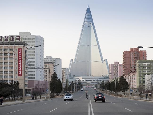 Triều Tiên: Đất nước bí ẩn này là một trong những quốc gia gây tò mò nhất thế giới. Thành phố lớn thứ 2 tại Triều Tiên là Hamhung bắt đầu mở cửa cho du khách năm 2010. Tuy nhiên, du lịch tự túc cá nhân bị cấm, và cách duy nhất là đăng ký các tour du lịch. Người dân ở đây tiêu bằng đồng won, tuy nhiên người nước ngoài thì không được phép sử dụng nó mà chỉ được phép dùng ngoại tệ như dollar, euro hoặc nhân dân tệ để mua sắm. Người dân chủ yếu mua sắm tại các khu chợ địa phương, nhưng du khách nước ngoài thì bị cấm thăm quan ở đây.