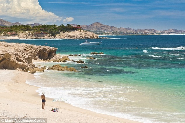 9. Mexico: Chính phủ Mexico ra sức bảo vệ các khu du lịch quan trọng như Cancun, Playa del Carmen, Cozumel, Los Cabos và Puerto Vallarta, nhưng tình trạng bạo lực và tội phạm có sử dụng súng vẫn còn tồn tại, đặc biệt tình trạng hiếp dâm phụ nữ trên các phương tiện giao thông công cộng là mối nguy hại đáng chú ý.