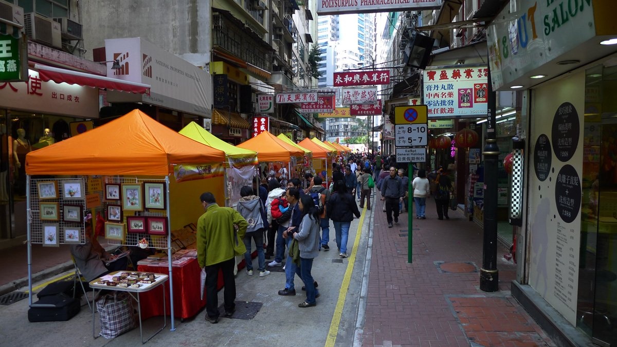 Khám phá khu Sheung Wan với những đặc trưng văn hóa cổ truyền của Trung Quốc.