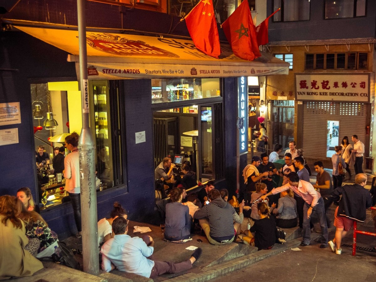 Uống cùng du khách nước ngoài tại một nhà hàng hoặc quán bar ở quận Soho.