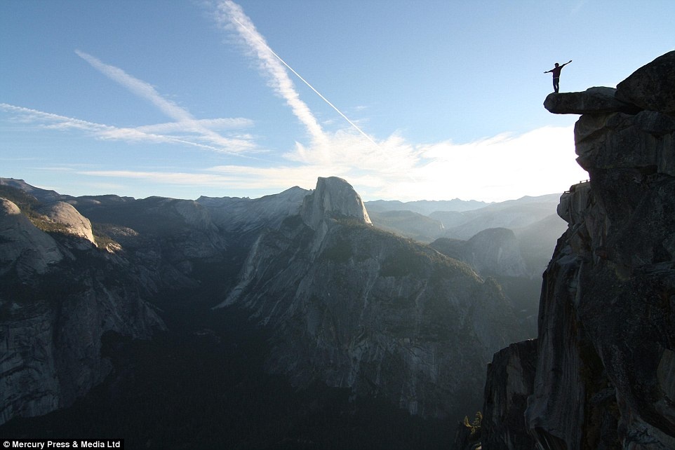 Daily Mail cho biết, chàng trai trẻ này thích tìm kiếm những địa điểm chụp hình ấn tượng và độc đáo.