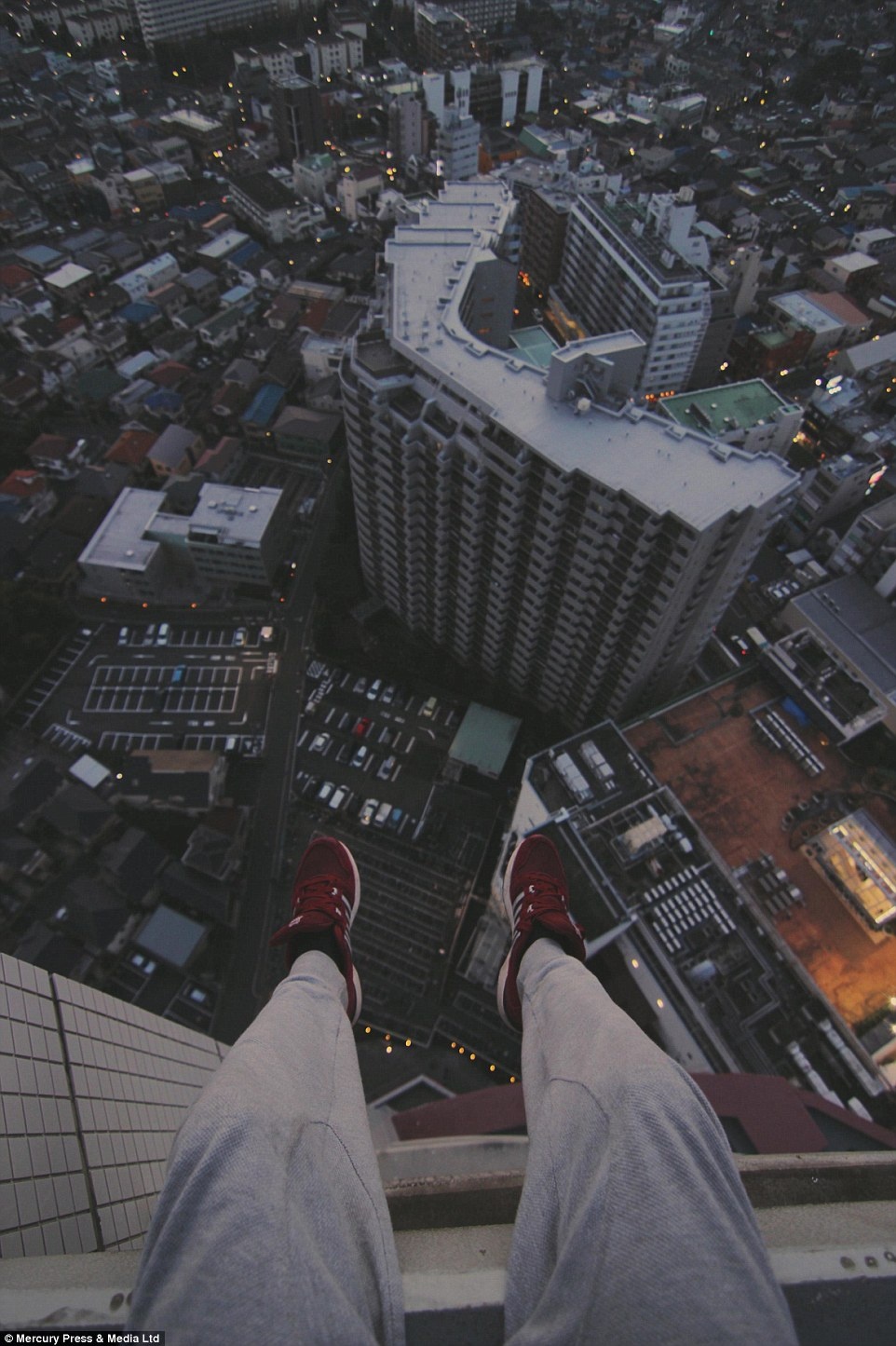 Không chỉ tìm cảm giác mạnh, Esty còn thích được mọi người chứng kiến những giây phút đối mặt với tử thần của mình.