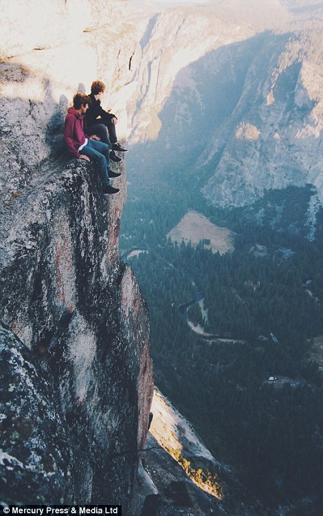 Esty và một người bạn ngồi chênh vênh trên một vách đá ở công viên quốc gia Yosemite, Mỹ.