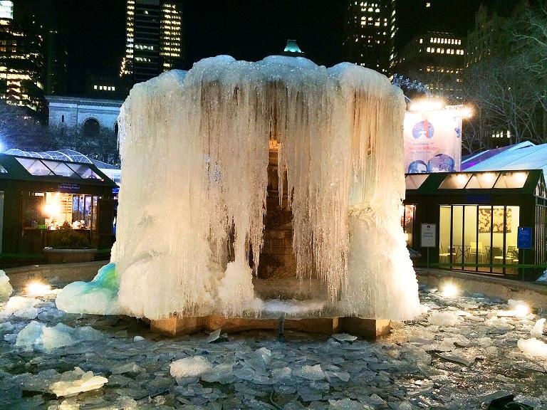 Đài phun nước nổi tiếng Josephine Shaw Lowell ở công viên Bryant, New York hóa thành tượng đài băng.