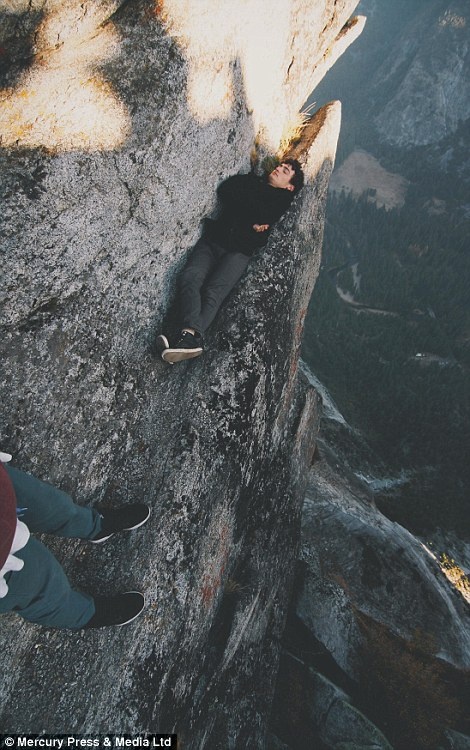 Anh chàng còn nằm ra vách đá một cách rất thư giãn.