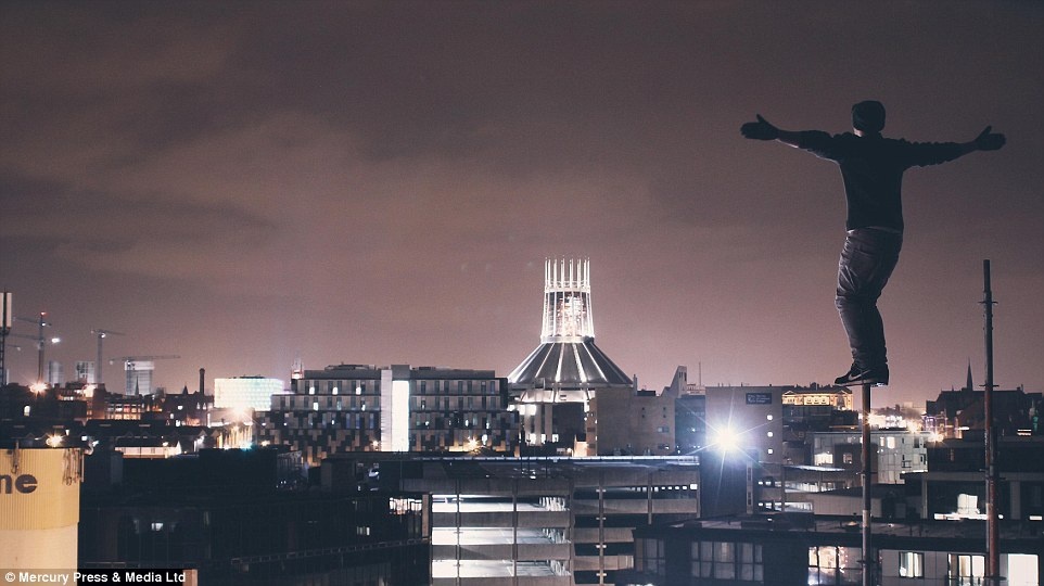 Người bạn của Esty biểu diễn thăng bằng tại Liverpool, Anh.