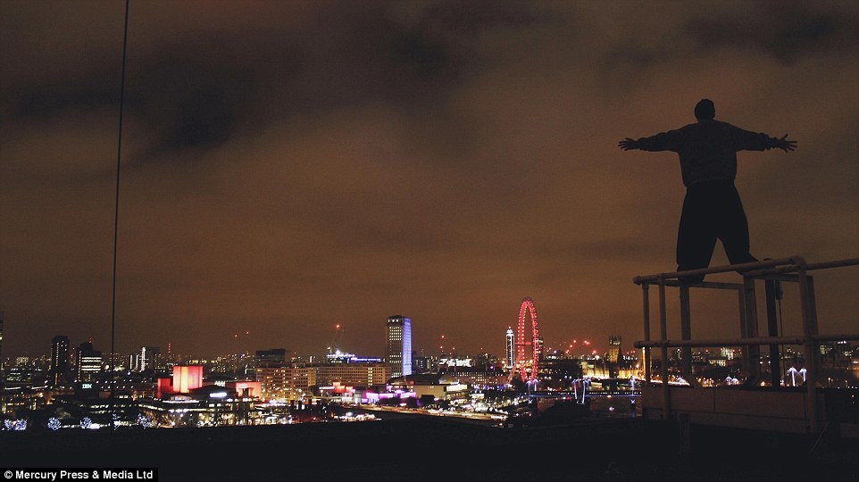 Tạo hình với nền cảnh London Eye.