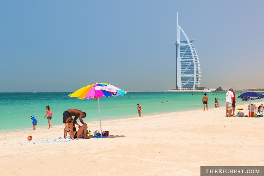 Công viên và bãi biển Jumeirah: Nằm giữa làn nước trong xanh của vịnh Ba Tư và đường bờ biển Jumeirah, công viên Bãi biển Jumeirah rộng 12 hecta gồm các đường bờ biển dài, lối đi bộ, bàn dã ngoại, khu vui chơi dành cho trẻ em, sân bóng chuyền và một khu nướng thịt. Phí vào cửa và phí sử dụng các tiện ích ở đây khá phù hợp túi tiền, là điểm đến yêu thích của du khách ở Dubai.