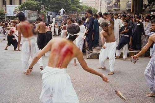Nghi lễ hành xác: Đây là nghi lễ phổ biến ở Ấn Độ, Pakistan và Bangladesh trong thời kỳ Muharram, đây là tháng đầu tiên theo lịch của đạo Hồi, là dịp tưởng niệm Hussein ibn Ali, người tử vì đạo và là cháu trai của nhà tiên tri Muhammad. Hussein cùng 72 chiến binh bị kẻ thù sát hại trong một cuộc chiến vào thế kỷ thứ 7 tại Kerbala. Để thực hiện nghi lễ này, họ phải cởi trần, dùng chùm roi có buộc những lưỡi dao để tự quất vào cơ thể cho tới khi khắp người bê bết máu.