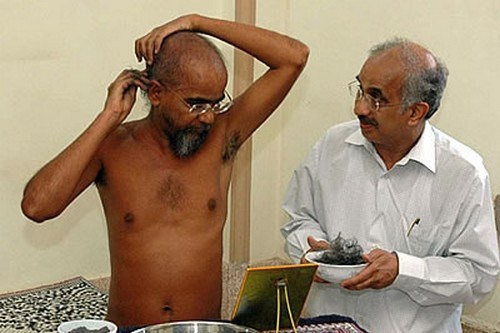 Cạo đầu dâng thần thánh: Người dân ở một số vùng tại Ấn Độ tin rằng, cạo đầu dâng tóc cho thần thánh là để tỏ lòng biết ơn. Kỳ quặc hơn, người theo đạo Jain không chỉ cạo mà còn nhổ sạch tóc trên đầu bằng cách tự nhổ hoặc nhờ người khác nhổ cho. Mỗi năm họ làm từ 1 – 2 lần, để tự rèn luyện sức chịu đựng những cơn đau.