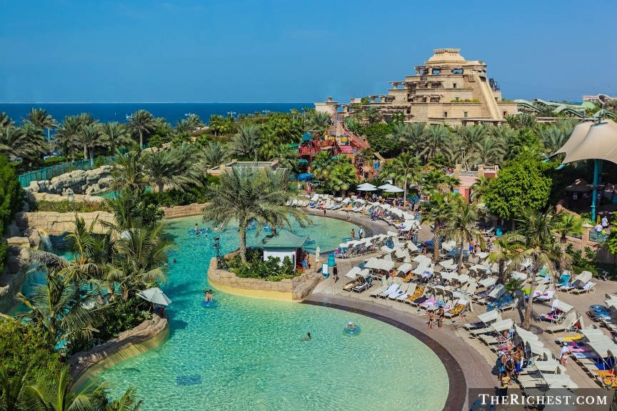 Công viên nước Aquaventure: Đây là công viên nước có ống trượt rộng nhất và dài nhất thế giới, với chiều dài 2,3 km. Du khách có thể vừa trượt nước vừa ngắm đàn cá mập bơi lội xung quanh, hoặc bơi cùng các loại sinh vật biển trong một bể bơi nhân tạo, tự tay cho cá đuối ăn và thư giãn tại bãi biển dài 700m với phong cảnh tuyệt đẹp.