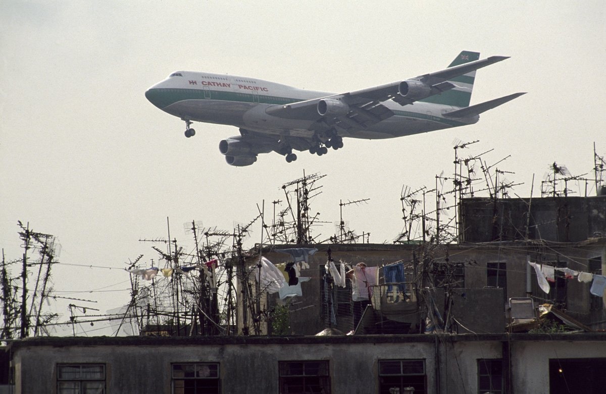 Mặc dù nằm trên lãnh thổ Hong Kong, nhưng Kowloon trước đó đó là căn cứ quân sự của Trung Quốc nên không được quan tâm, không có luật pháp, nhan nhản thuốc phiện và tội phạm có tổ chức. Quy định duy nhất được áp dụng ở đây là giới hạn chiều cao của các tòa nhà. Do gần sân bay, nên các tòa nhà chỉ được xây tối đa 13 – 14 tầng.