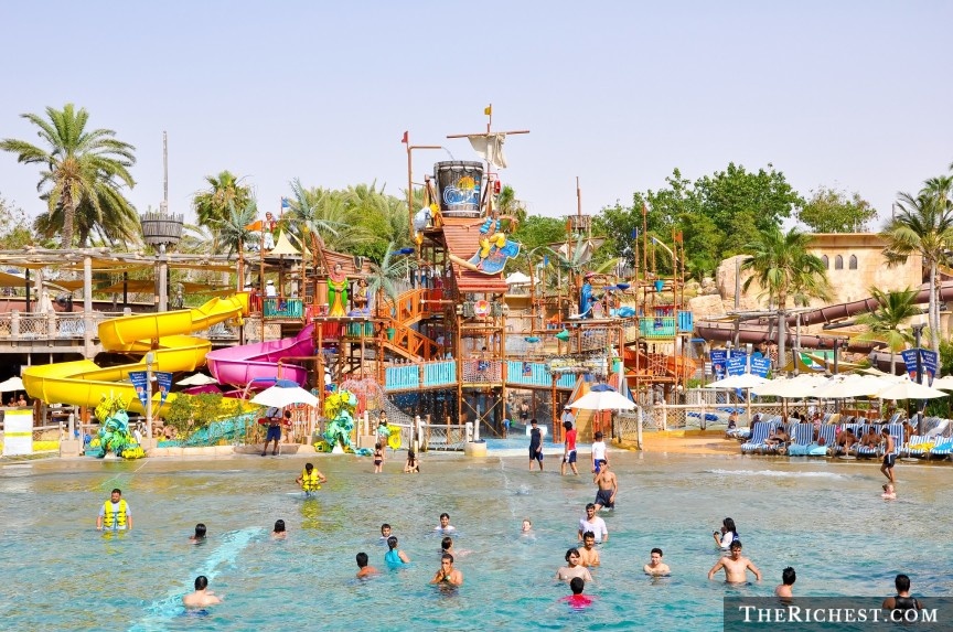 Công viên nước Wild Wadi: Công viên có hơn 30 đường trượt và điểm vui chơi dành cho mọi lứa tuổi, từ phao nằm thư giãn đến các đường trượt mạo hiểm tốc độ cao hay 13 đường trượt thông với nhau. Nổi tiếng nhất là máng trượt Jumeirah Sceirah với hai đường trượt song song dài 117 m và rất dốc, tốc độ 80 km/h. Chủ đề xuyên suốt công viên là Truyền thuyết Juha, một nhân vật đã từng đi vòng quanh thế giới cùng Thủy thủ Sinbad.
