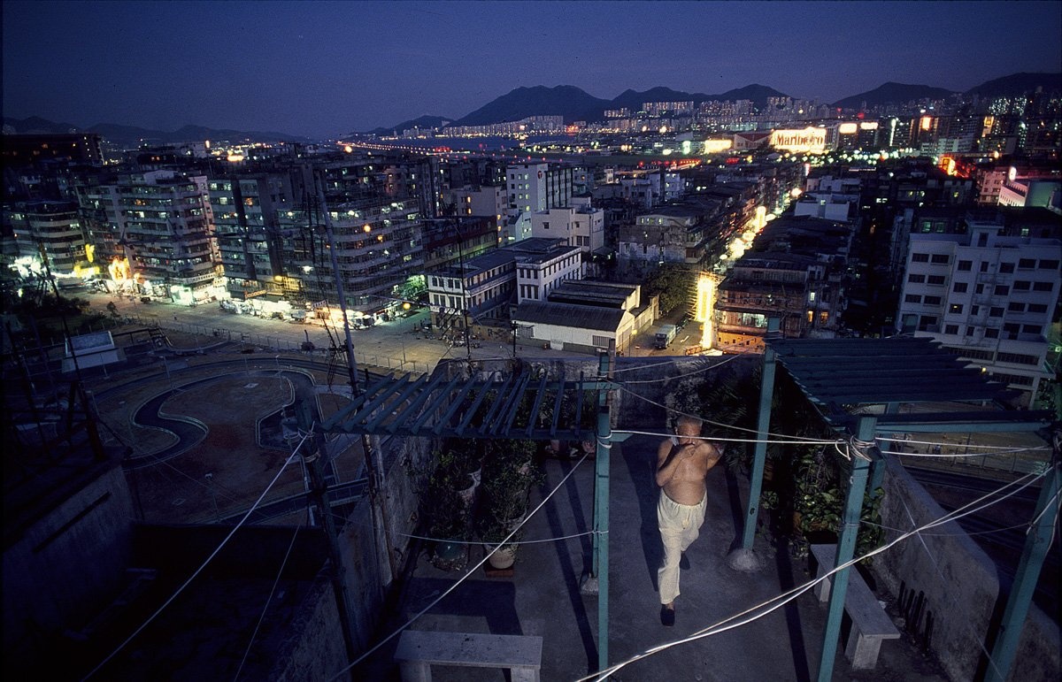 Kowloon từng bị một băng đảng mafia Trung Quốc là Triads thao túng từ những năm 1950 – 1970, nổi tiếng với nạn mại dâm, cờ bạc và nghiện hút.