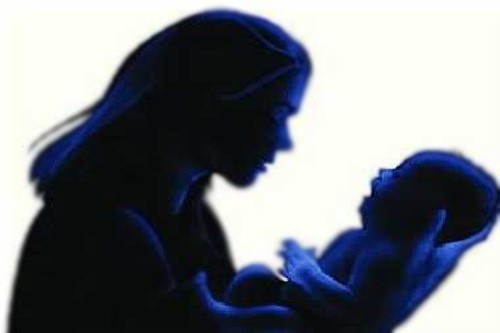 Phá thai nếu là con gái: Nhiều gia đình ở Ấn Độ bị áp lực bởi truyền thống trao của hồi môn cho con gái trước khi về nhà chồng, hoặc bị mất danh dự do con gái xấu xí, hoặc đã bị hãm hiếp mà không lấy được chồng, bởi vậy họ không hề muốn sinh con gái. Ngược lại, con trai là người duy trì dòng tộc và mang lại tiền bạc từ của hồi môn của vợ. Kết quả là, việc phá thai nếu chẩn đoán là con gái xảy ra phổ biến ở khắp nơi, kể cả ở thành phố và các gia đình có giáo dục. Cách phá thai phổ biến nhất là ăn một số loại thảo dược. Nếu sinh con rồi, họ có thể dìm con trong sữa cho chết ngạt, hoặc cho con ăn thức ăn quá lớn để chết vì nghẹn, thậm chí chôn sống con.