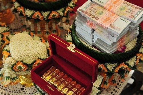 Của hồi môn: Theo truyền thống, trong đám cưới, gia đình cô dâu sẽ trao đồ trang sức bằng vàng làm của hồi môn, được gọi là Stree-dhan. Truyền thống này thay đổi dần theo thời gian, của hồi môn được thay bằng tiền mặt, đất đai, thậm chí chi tiền cho việc học hành cho chú rể, để cảm ơn họ chăm sóc cho con gái của mình. Việc này trở thành gánh nặng cho các gia đình, nhiều cô dâu bị giết hoặc bị tra tấn vì của hồi môn, nhiều nhà còn tự tử vì quá nghèo.