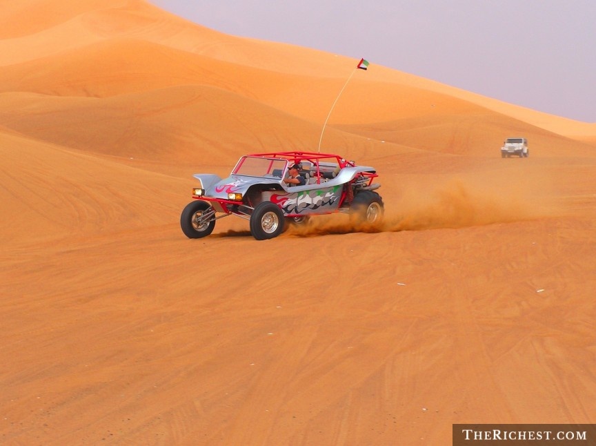 Chạy xe buggy trên sa mạc: Dịch vụ trọn gói này có đủ mũ bảo hiểm, chăm sóc y tế, xe hỗ trợ… để đảm bảo an toàn cho du khách thích cảm giác lang thang trên sa mạc.