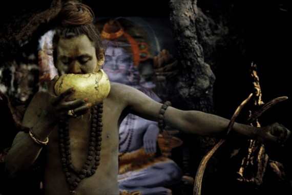 Uống bằng sọ người và ăn thịt người (Ấn Độ): Người Aghori ở miền bắc Ấn Độ thường vớt xác chết trôi nổi trên sông Hằng để ăn thịt với hy vọng có được quyền năng siêu nhiên và bất tử. Họ tin rằng uống bằng sọ người và ăn thịt người sẽ mang lại những lợi ích về thể chất và tinh thần cũng như chống lại lão hóa.