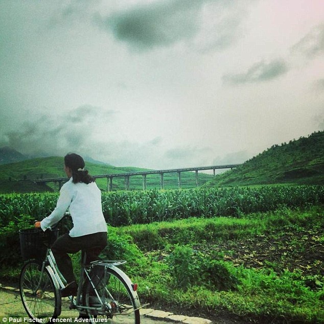 Bên ngoài thủ đô Bình Nhưỡng, ít nơi có điện và hoàn toàn không có xe hơi, vì vậy xe đạp là phương tiện giao thông chủ yếu.