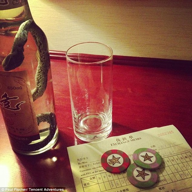 Rượu rắn và casino phục vụ khách du lịch. 