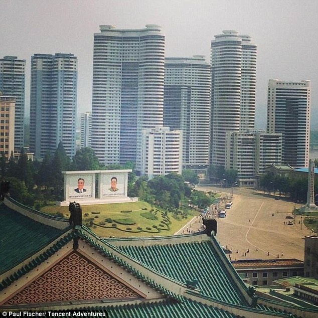 Triều Tiên cấp phép cho một vài đại lý du lịch hoạt động, mỗi năm ngành du lịch kiếm được vài ngàn euro. Du khách được giao cho hướng dẫn viên tùy thuộc vào quốc tịch ghi trên hộ chiếu của khách.