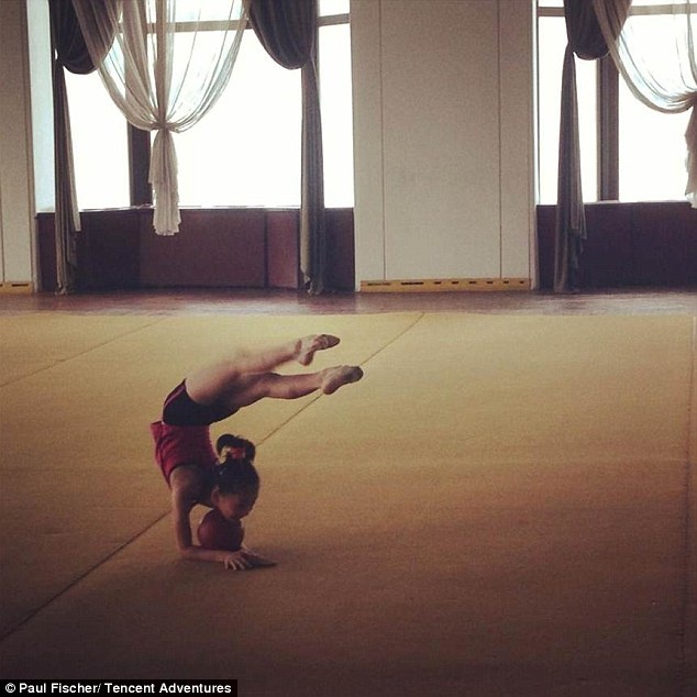 Nhà thiếu nhi là một trong những điểm dừng của tour du lịch, nơi người ta tổ chức những buổi biểu diễn có các em bé ca hát, nhảy múa, thể dục dụng cụ với nụ cười lúc nào cũng phải dán trên khuôn mặt.