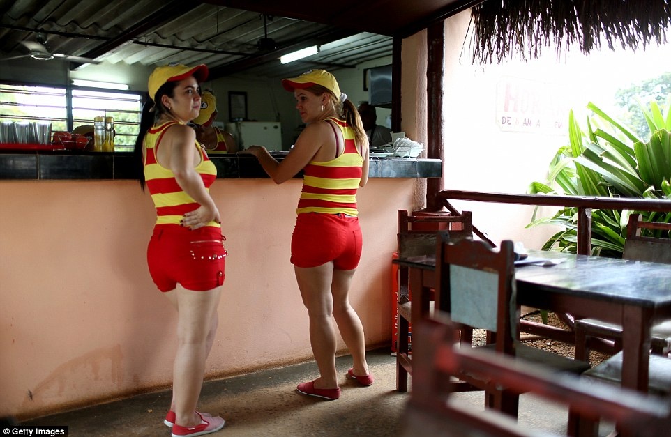 Các cô gái phục vụ trong trang phục mát mẻ tại một quán ăn.