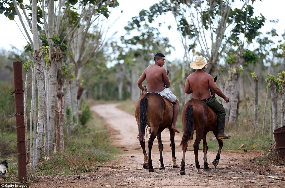 Thịt lợn treo lủng lẳng bán bên đường, thiếu nước, toilet, rất ít xe hơi… là cảnh tượng vùng nông thôn nghèo ở Cuba.