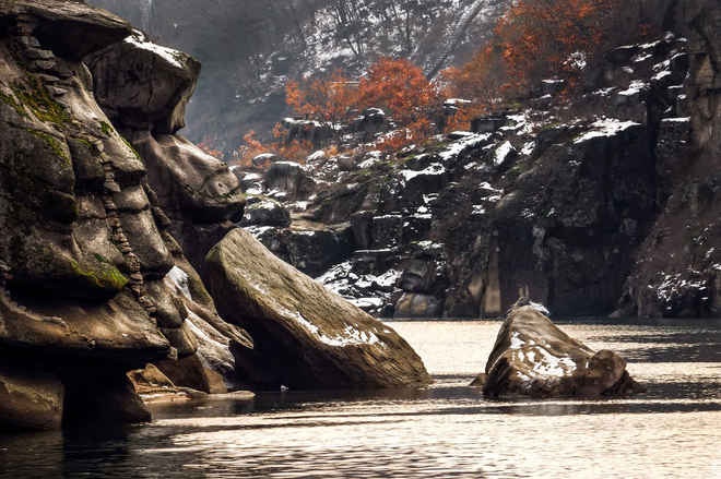 Chèo thuyền tại khu vực phi quân sự DMZ: Sông Hantangang ở Cheorwon, Hàn Quốc là nơi tiếp giáp giữa Hàn Quốc và Triều Tiên. Chèo thuyền ở đây vừa nguy hiểm về mặt quân sự, vừa phải đánh cược tính mạng với những phiến đá gập ghềnh hiểm trở.