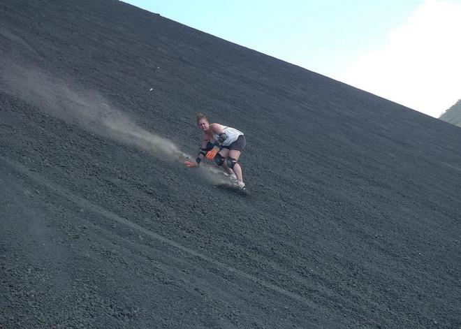 Trượt ván xuống núi lửa đang hoạt động Cerro Negro ở Leon, Nicaragua: Đây là ngọn núi lửa hoạt động mạnh nhất Nicaragua với 20 lần phun trào kể từ năm 1850. Lần phun trào gần nhất là năm 1999. Trượt xuống miệng núi lửa với bề mặt toàn sỏi đá đen ngòm không phải cảm giác êm ái như trượt trên cát hoặc trên tuyết. Sau 45 phút leo lên miệng núi lửa, các tín đồ của cảm giác mạnh thường trượt xuống từ độ cao 487m với vận tốc hơn 80km/h.