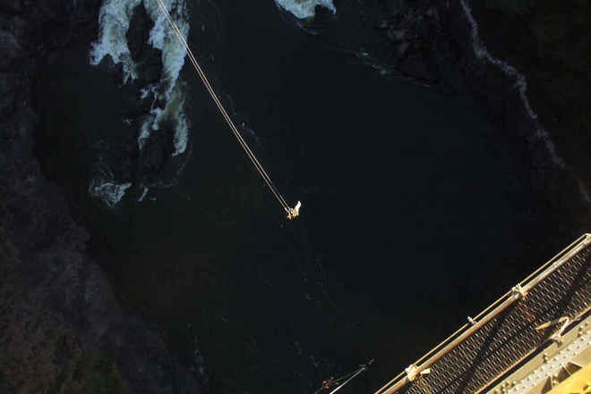 Nhảy bungee từ cầu Victoria Fall, Zimbabwe:  Trò mạo hiểm này còn được gọi là Death Drop với độ cao 49m, vận tốc 179km/h và cảm giác vô cùng chết chóc.