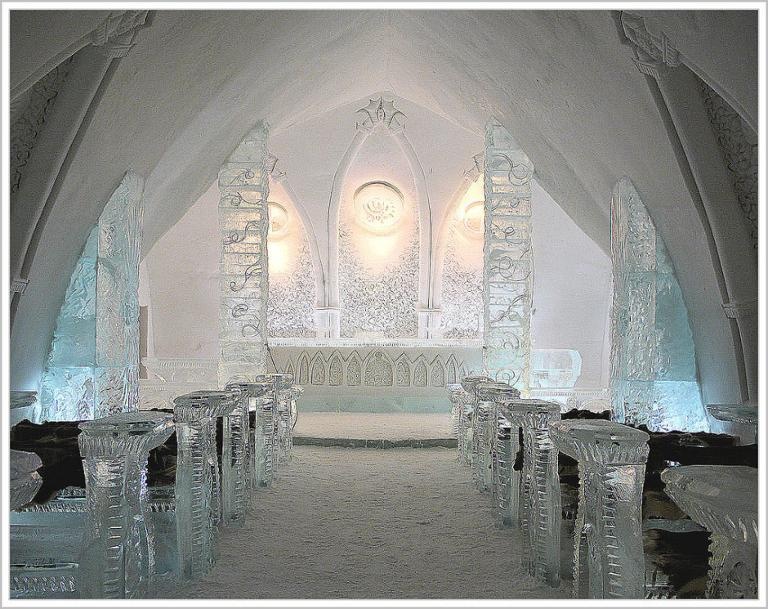 Cung điện của nàng công chúa Elsa trong phim hoạt hình Frozen (Nữ hoàng băng giá) được lấy cảm hứng từ khách sạn Hotel de Glace được làm chủ yếu từ băng tuyết, gần Quebec, Canada.
