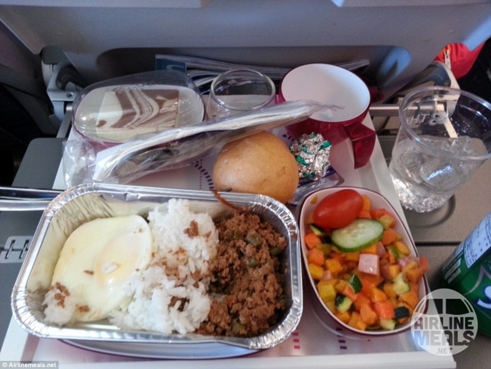 Một du khách nhận xét về bữa ăn của hãng Thai Airways: “Đây là bữa ăn kinh khủng và nhạt nhẽo nhất mà tôi từng ăn trên máy bay. Món trứng thật ghê, bò thì khô và vô vị, còn salad ngửi như bị ngộ độc. Tôi ăn được mỗi cái bánh”.