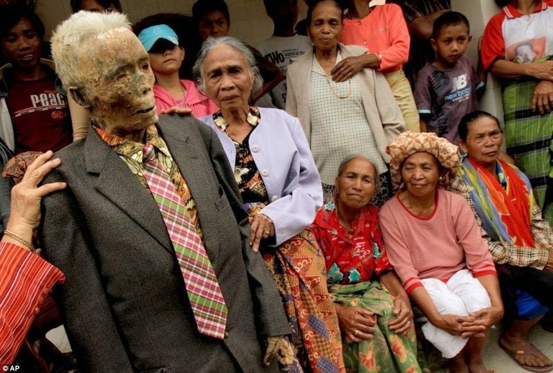 Phong tục ma chay của người Toraja ngày nay trở nên nổi tiếng, thu hút hàng ngàn du khách và các nhà nhân chủng học đến đảo mỗi năm. Từ năm 1984, Tana Toraja được Bộ Du lịch Indonesia coi là là điểm du lịch quan trọng thứ hai chỉ sau Bali.