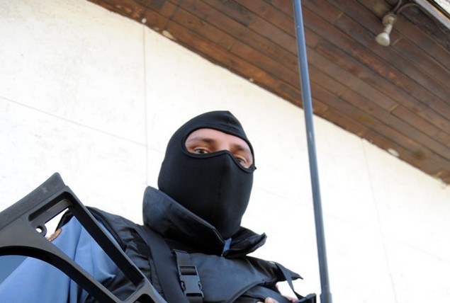 Mexico: Thrillist cho biết, tính riêng năm 2013 đã có 1.583 vụ bắt cóc ở Mexico, phần lớn xảy ra ở các thành phố gần biên giới như Juarez, Tijuana và Tampico. Tuy nhiên, các vụ bắt cóc chủ yếu liên quan tới người địa phương. Khách du lịch thường bị bắt cóc và nhốt trong vài ngày để lấy thẻ ATM rút tiền. Lời khuyên cho khách du lịch là nên ở trong các khu nghỉ dưỡng và các bãi biển, và không đi taxi “dù” để tiết kiệm tiền.