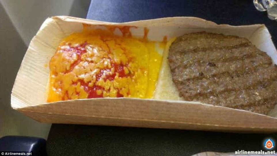 Bánh burger èo uột của hãng Ryanair với nước sốt phô mai hổ lốn.