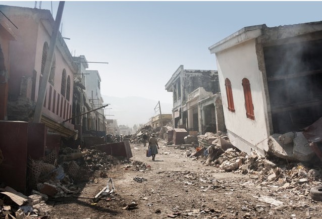 Haiti:  Năm 2012 ở Haiti có 162 vụ bắt cóc, giảm từ con số 720 cách đó gần chục năm. Nạn nhân các vụ bắt cóc trước kia chủ yếu là người Haiti, là đối thủ trong các cuộc chạy đua chính trị, kinh tế, xã hội cũng như gia đình của họ. Gần đây, các vụ bắt cóc liên quan nhiều hơn đến tội phạm đường phố.